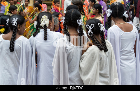 Gruppe von indischen Schulmädchen beobachten einen Festzug. Puttaparthi, Andhra Pradesh, Indien Stockfoto