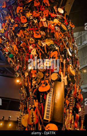 Trimpin Skulptur ' IF VI war IX: Wurzeln und Zweige von Gitarren und andere Musikinstrumente Stockfoto