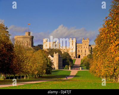 Windsor Castle mit der Flagge des Royal Standard, gesehen entlang des langen Herbstwanderwegs mit Wanderern in Herbstfarbe Berkshire UK Stockfoto