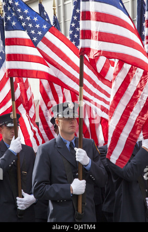 Veterans Day Parade entlang der 5th Avenue in New York City sitzt entlang über 5 Stunden. FDNY tragen amerikanische Flaggen. Stockfoto