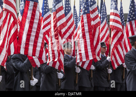 Veterans Day Parade entlang der 5th Avenue in New York City sitzt entlang über 5 Stunden. FDNY tragen amerikanische Flaggen. Stockfoto