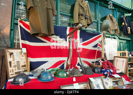 Dem zweiten Weltkrieg Erinnerungsstücke für den Verkauf auf einen Stand auf der Portobello Road Market, Notting Hill, London, England, UK Stockfoto