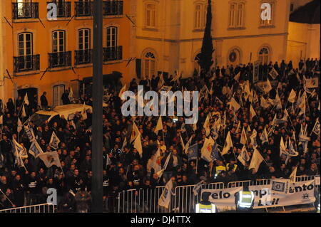 Lissabon, Portugal. 21. November 2013. Portugiesische ausserdienstliche Polizisten protestieren gegen die Sparmaßnahmen der Regierung vor dem portugiesischen Parlament in Lissabon, 21. November 2013. (Xinhua/Zhang Liyun/Alamy Live News) Stockfoto