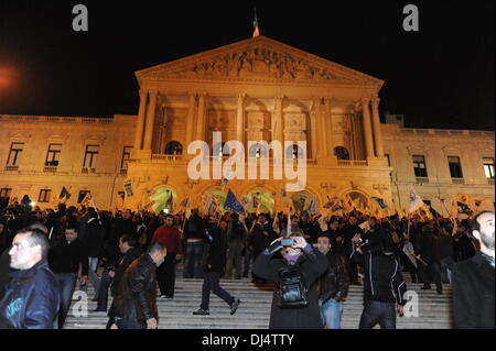 Lissabon, Portugal. 21. November 2013. Portugiesische ausserdienstliche Polizisten protestieren gegen die Sparmaßnahmen der Regierung vor dem portugiesischen Parlament in Lissabon, 21. November 2013. (Xinhua/Zhang Liyun/Alamy Live News) Stockfoto