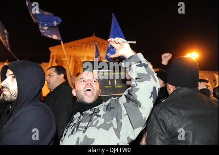 Lissabon, Portugal. 21. November 2013. Portugiesische ausserdienstliche Polizisten protestieren gegen die Sparmaßnahmen der Regierung vor dem portugiesischen Parlament in Lissabon, 21. November 2013. (Xinhua/Zhang Liyun/Alamy Live News) Stockfoto