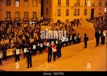 Lissabon, Portugal. 21. November 2013. Portugiesische ausserdienstliche Polizisten protestieren gegen die Sparmaßnahmen der Regierung vor dem portugiesischen Parlament in Lissabon, 21. November 2013. (Xinhua/Zhang Liyun/Alamy Live News) Stockfoto