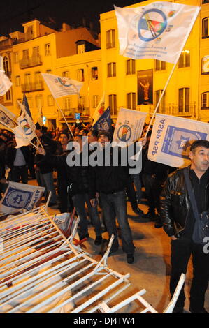 Lissabon, Portugal. 21. November 2013. Portugiesische ausserdienstliche Polizisten protestieren gegen die Sparmaßnahmen der Regierung vor dem portugiesischen Parlament in Lissabon, 21. November 2013. (Xinhua/Zhang Liyun/Alamy Live News) Stockfoto