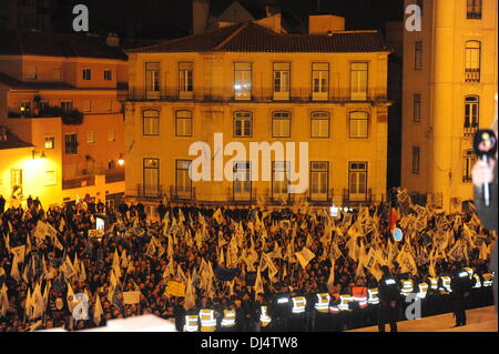 Lissabon, Portugal. 21. November 2013. Portugiesische ausserdienstliche Polizisten protestieren gegen die Sparmaßnahmen der Regierung vor dem portugiesischen Parlament in Lissabon, 21. November 2013. (Xinhua/Zhang Liyun/Alamy Live News) Stockfoto