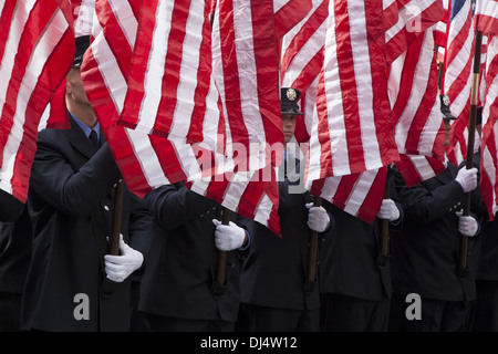 Veterans Day Parade entlang der 5th Avenue in New York City sitzt entlang über 5 Stunden. FDNY tragen amerikanische Flaggen. Stockfoto