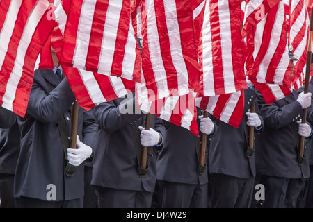 Veterans Day Parade entlang der 5th Avenue in New York City sitzt entlang über 5 Stunden. FDNY tragen amerikanische Flaggen. Stockfoto