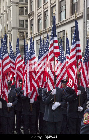 Veterans Day Parade entlang der 5th Avenue in New York City sitzt entlang über 5 Stunden. FDNY tragen amerikanische Flaggen. Stockfoto