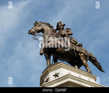 Die Reiterstatue von George Washington steht in der Nähe des Virginia State House in Richmond, Virginia, USA, und symbolisiert Führung und Geschichte Stockfoto