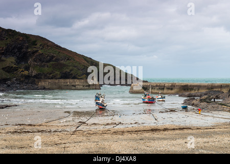 Angelboot/Fischerboot im Hafen von Port Isaac Cornwall Stockfoto