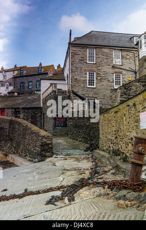 Blick auf den Hügel von dem Hafen in Port Isaac Stockfoto