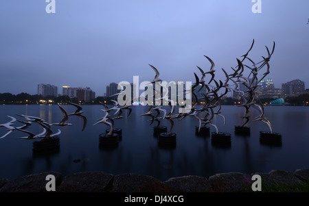 Siehe Art Orlando Skulptur "Nehmen Sie Flight" des Künstlers Douwe Blumberg am Lake Eola mit der Innenstadt von Orlando, Florida und Brunnen. Stockfoto