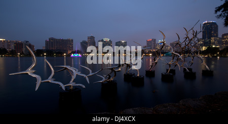 Siehe Art Orlando Skulptur "Nehmen Sie Flight" des Künstlers Douwe Blumberg am Lake Eola mit der Innenstadt von Orlando, Florida und Brunnen. Stockfoto