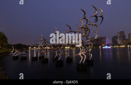 Siehe Art Orlando Skulptur "Nehmen Sie Flight" des Künstlers Douwe Blumberg am Lake Eola mit der Innenstadt von Orlando, Florida und Brunnen. Stockfoto