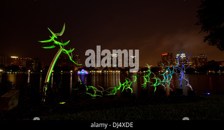 Siehe Art Orlando Skulptur "Nehmen Sie Flight" des Künstlers Douwe Blumberg am Lake Eola mit der Innenstadt von Orlando, Florida und Brunnen. Stockfoto