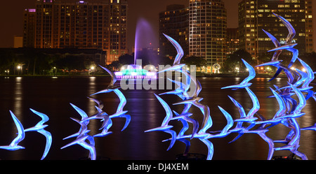 Siehe Art Orlando Skulptur "Nehmen Sie Flight" des Künstlers Douwe Blumberg am Lake Eola mit der Innenstadt von Orlando, Florida und Brunnen. Stockfoto