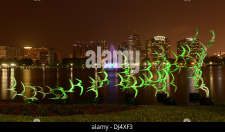Siehe Art Orlando Skulptur "Nehmen Sie Flight" des Künstlers Douwe Blumberg am Lake Eola mit der Innenstadt von Orlando, Florida und Brunnen. Stockfoto