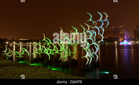 Siehe Art Orlando Skulptur "Nehmen Sie Flight" des Künstlers Douwe Blumberg am Lake Eola mit der Innenstadt von Orlando, Florida und Brunnen. Stockfoto