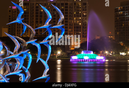 Siehe Art Orlando Skulptur "Nehmen Sie Flight" des Künstlers Douwe Blumberg am Lake Eola mit der Innenstadt von Orlando, Florida und Brunnen. Stockfoto