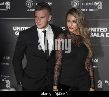 Old Trafford, Manchester, UK.  21. November 2013.  Tom Cleverley und Georgina Dorsett - Ankünfte in den USA für UNICEF-Gala-Dinner an der vollen Manchester United First Team und Prominente.  Das Dinner gefeiert 14 Jahre der Partnerschaft zwischen Manchester United und UNICEF, die WorldÕs führende ChildrenÕs Organisation und hob mehr als £200.000 für seine Arbeit für gefährdete Kinder auf der ganzen Welt. Bildnachweis: Deborah Vernon/Alamy Live-Nachrichten Stockfoto