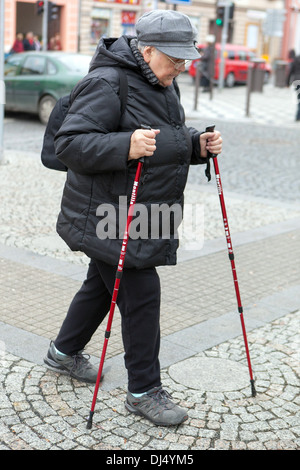 Ältere Frau mit Stöcken auf die Straße Prag, Tschechische Republik, Europa Stockfoto