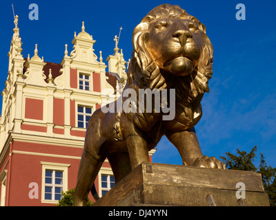 Löwe Skulptur vor New Castle im Muskauer Park, Bad Muskau, Oberlausitz, Sachsen, Deutschland Stockfoto