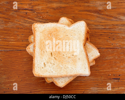 Stapel von frisch zubereiteten Toast auf Holztisch Stockfoto