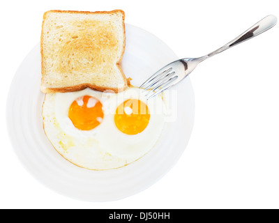 frischen Toast und zwei Spiegeleier auf weißen Teller isoliert auf weißem Hintergrund Stockfoto