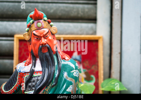 Statue des beliebten chinesischen Gott Guan Yu bei einer Straße Schrein in Hongkong Stockfoto