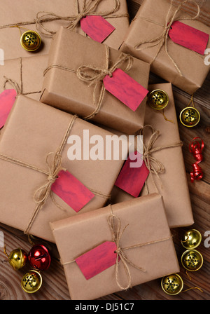 Erhöhte Ansicht einer Gruppe von Weihnachtsgeschenke mit Eco freundliche Handwerk Papier eingewickelt. Stockfoto