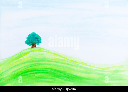 Einzelner Baum auf grünem Hügel unter blauem Himmel. Stockfoto