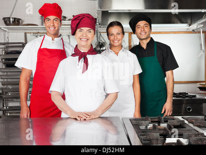 Glückliche Köche zusammenstehen In Küche Stockfoto