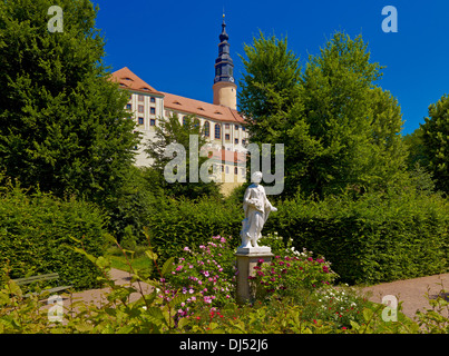 WEEsEnsTEinER Schloss mit barocker Garten und Flora-Statue in Mueglitztal, Sachsen, Deutschland Stockfoto
