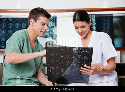 Medizintechniker Überprüfung MRT Röntgen Stockfoto