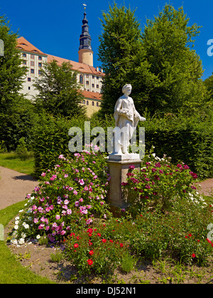 WEEsEnsTEinER Schloss mit barocker Garten und Flora-Statue in Mueglitztal, Sachsen, Deutschland Stockfoto
