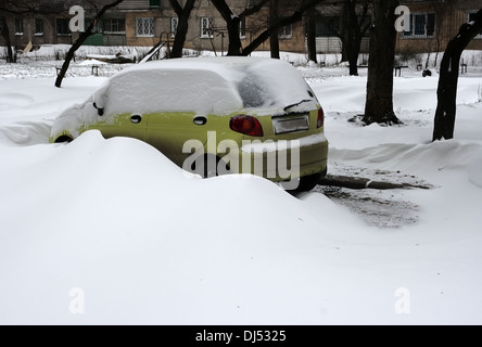 Schneefall extrem Situation, Autos in den Schnee, Europa, Ukraine Stockfoto