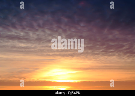 Himmel mit Cirruswolken in den Sonnenuntergang Stockfoto