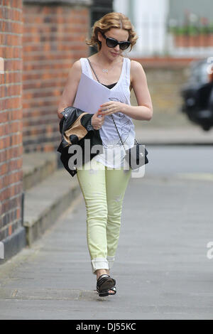 Kylie Minogue lässt ihre Verwaltungsgesellschaft in West London London, England - 01.06.12 Stockfoto