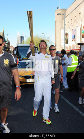 Robert Johnson Torchbearer 131 trägt das Olympische Feuer durch Liverpool in Liverpool, England - 01.06.12 Stockfoto