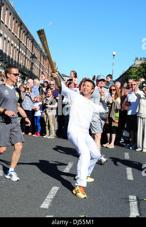 Robert Johnson Torchbearer 131 trägt das Olympische Feuer durch Liverpool in Liverpool, England - 01.06.12 Stockfoto