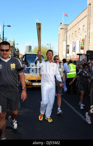 Robert Johnson Torchbearer 131 trägt das Olympische Feuer durch Liverpool in Liverpool, England - 01.06.12 Stockfoto