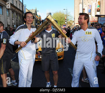 Robert Johnson Torchbearer 131 trägt das Olympische Feuer durch Liverpool in Liverpool, England - 01.06.12 Stockfoto