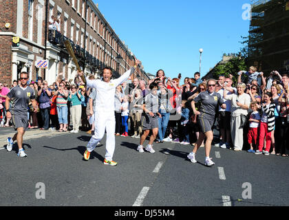 Robert Johnson Torchbearer 131 trägt das Olympische Feuer durch Liverpool in Liverpool, England - 01.06.12 Stockfoto