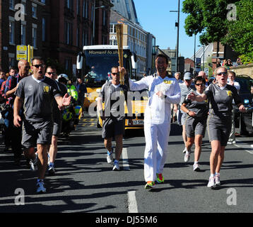 Robert Johnson Torchbearer 131 trägt das Olympische Feuer durch Liverpool in Liverpool, England - 01.06.12 Stockfoto