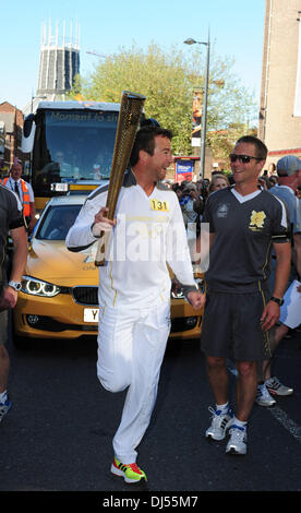 Robert Johnson Torchbearer 131 trägt das Olympische Feuer durch Liverpool in Liverpool, England - 01.06.12 Stockfoto