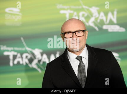 Stuttgart, Deutschland. 21. November 2013. Britischer Sänger, Songwriter und Produzent Phil Collins kommt zur Premiere des musical Tarzan im Apollo Theater in Stuttgart, Deutschland, 21. November 2013. Foto: FRANZISKA KRAUFMANN/Dpa/Alamy Live News Stockfoto