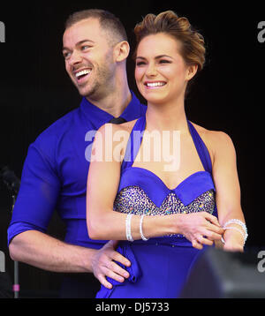 Artem Chigvintsev und Kara Tointon Jubiläum Familienfest an der Hyde Park in London, England - 02.06.12 Stockfoto